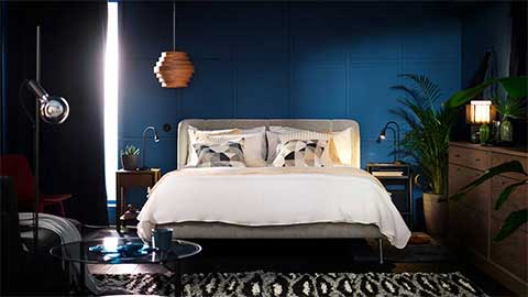 A modern bedroom that’s set to soothe