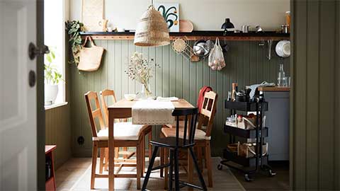 A small cottage-style dining room for the whole family